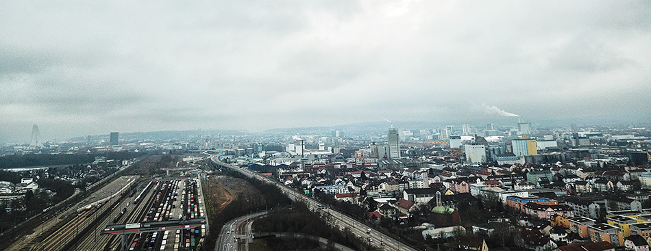 Blick über die Grenze nach Basel an einem nebeligen Sonntag Vormittag